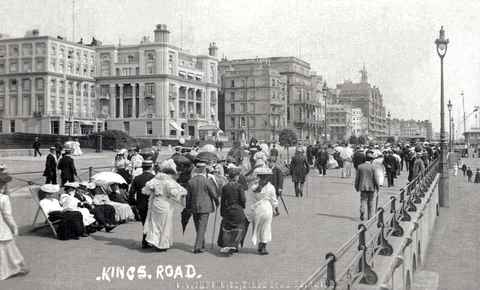Crowds on the Kings Road promenade in Brighton, before 1906